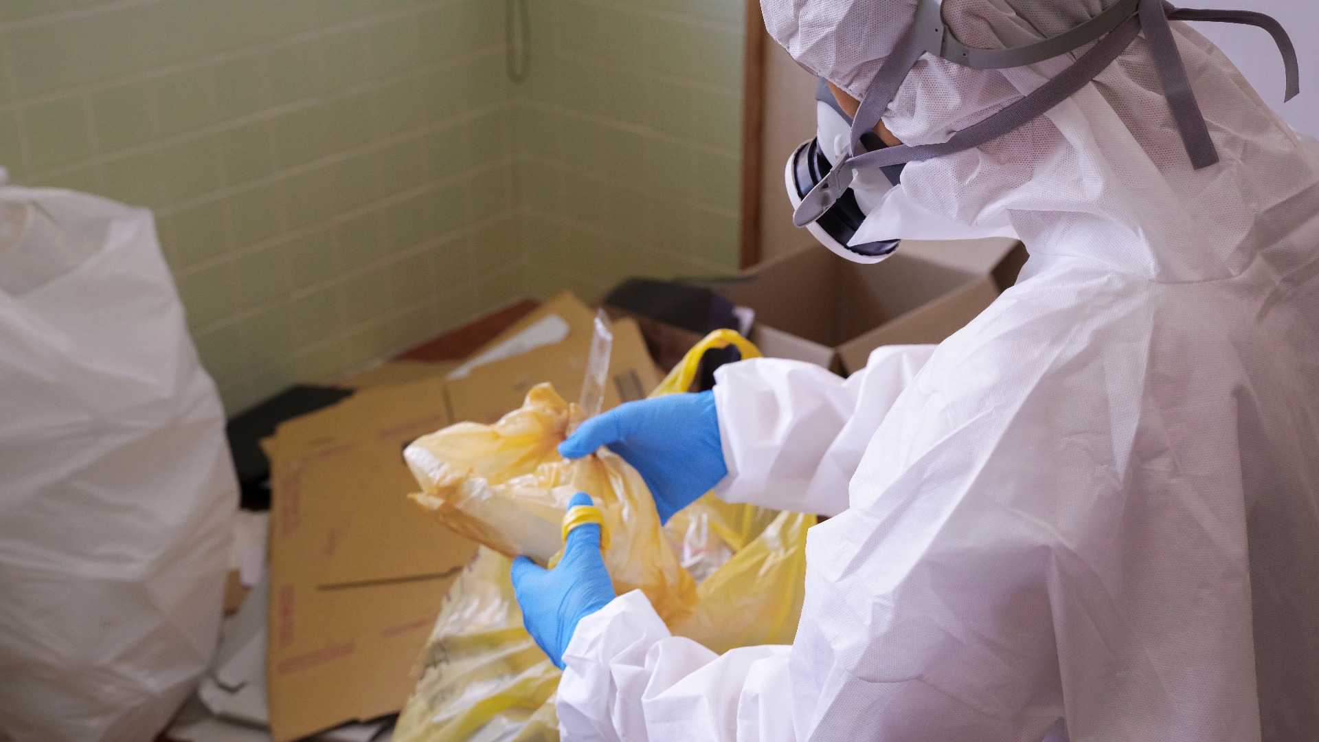 Spezialreinigungsfachkräfte bei der Arbeit in Schutzanzügen